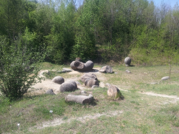 Rezervatia naturala muzeul Trovantilor Costesti poza